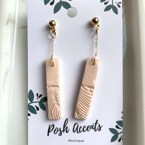 5/25💰 NWT HANDMADE Gold Earrings Embossed Leaf